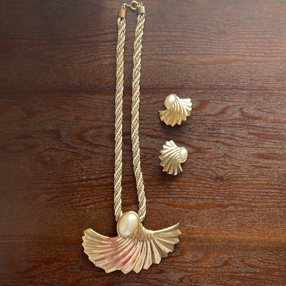 Elegant Gold and Pearl Shell Jewelry Set